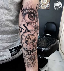 tatuaje_brazo_ojo_reloj_rosa_vientos_logia_barcelona_duda_lozano 